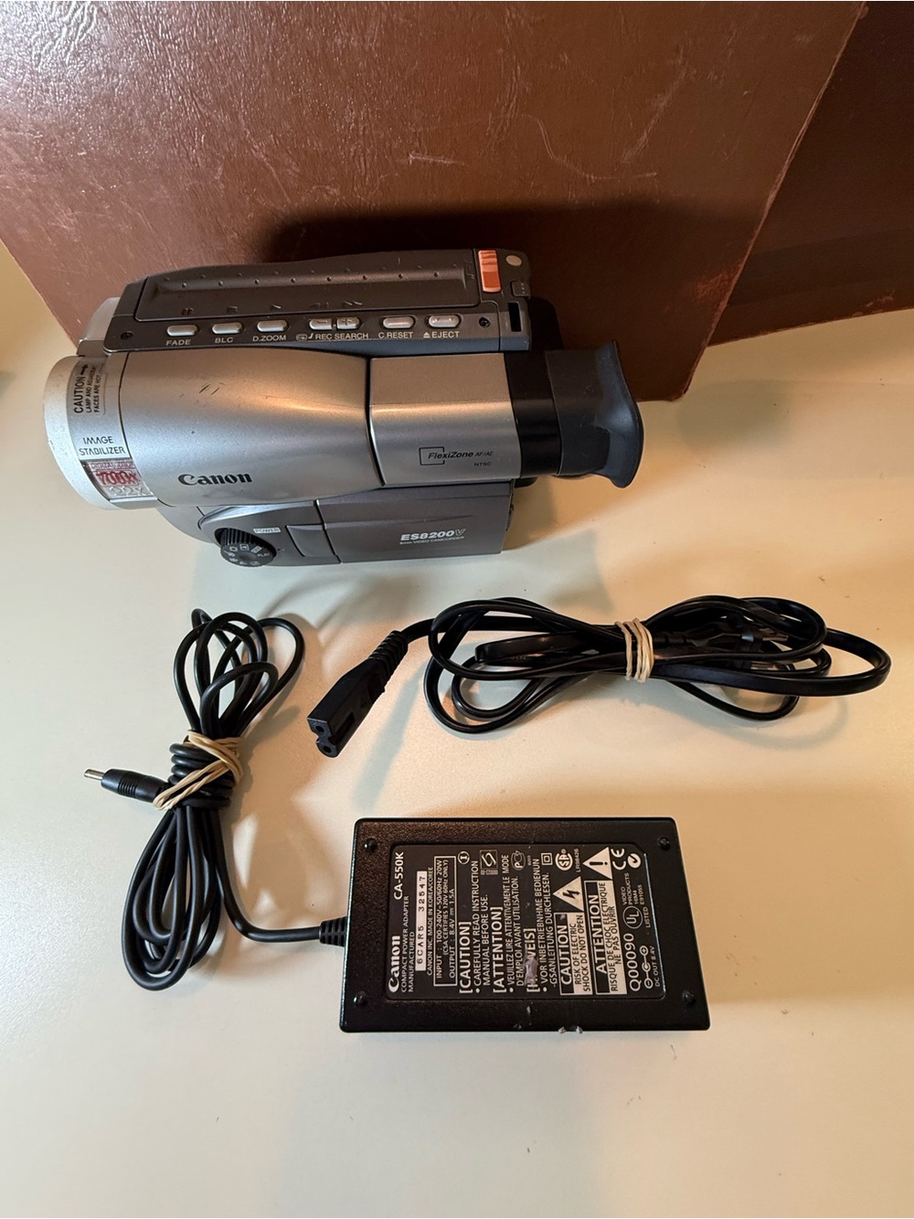 Canon ES8200VA 8mm video camcorderHas remote and everything in photos, untested